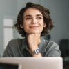Mlada žena koristi onOffice upravljanje e-poštom